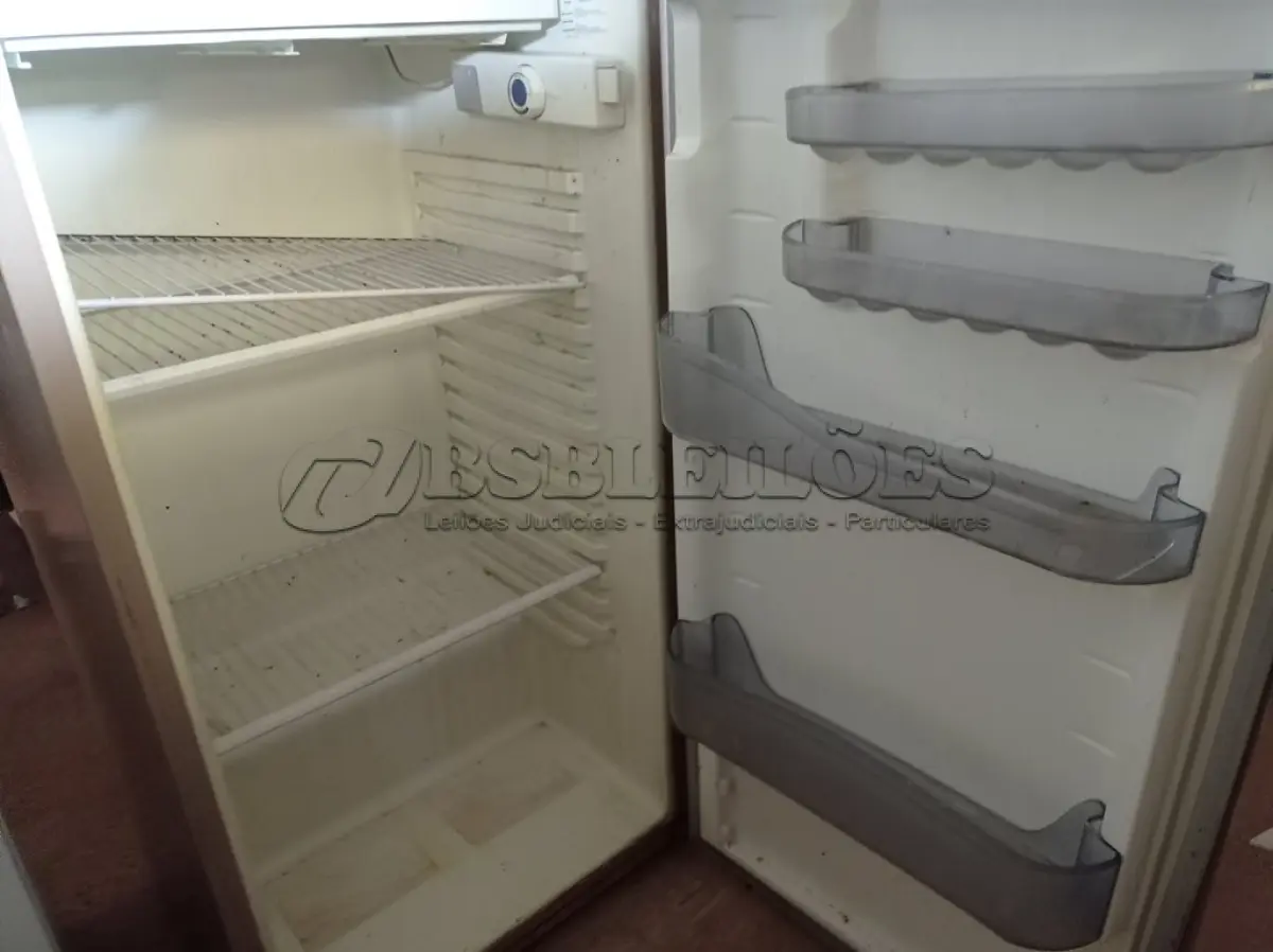 LOTE 440 - 01 GELADEIRA MARCA CÔNSUL 220V. (NO ESTADO) ATENÇÃO! FAZER A VISITAÇÃO ANTES DE ARREMATAR, NÃO SABEMOS SE FUNCIONA. LEILÃO NÃO TEM GARANTIA E NEM DEVOLUÇÃO, SUJEITO A POSSÍVEIS AVARIAS VISÍVEIS/OCULTAS E/OU AUSÊNCIA DE COMPONENTES.