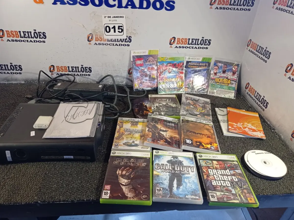 LOTE 015 - 01 XBOX 360 COM FONTE E VARIOS JOGOS. (NO ESTADO) ATENÇÃO! FAZER A VISITAÇÃO ANTES DE ARREMATAR, NÃO SABEMOS SE FUNCIONA. LEILÃO NÃO TEM GARANTIA E NEM DEVOLUÇÃO, SUJEITO A POSSÍVEIS AVARIAS VISÍVEIS/OCULTAS E/OU AUSÊNCIA DE COMPONENTES.