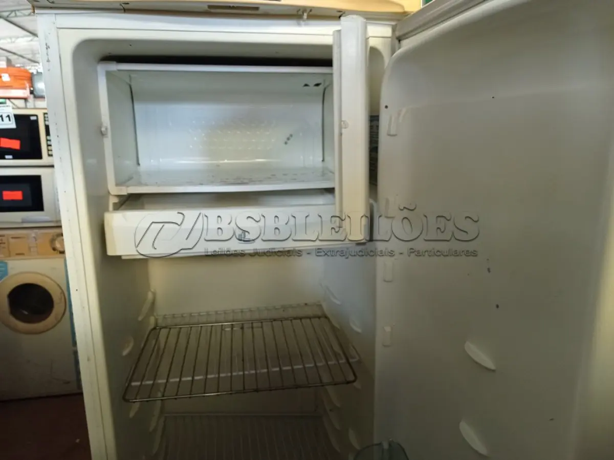 LOTE 442 - 01 GELADEIRA MARCA ELECTROLUX 220V. (NO ESTADO) ATENÇÃO! FAZER A VISITAÇÃO ANTES DE ARREMATAR, NÃO SABEMOS SE FUNCIONA. LEILÃO NÃO TEM GARANTIA E NEM DEVOLUÇÃO, SUJEITO A POSSÍVEIS AVARIAS VISÍVEIS/OCULTAS E/OU AUSÊNCIA DE COMPONENTES.
