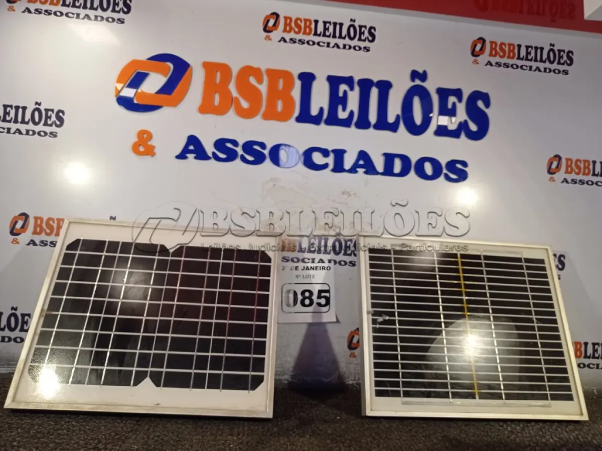 LOTE 085 - 02 PAINÉIS SOLARES 18V 10W.  (NO ESTADO) ATENÇÃO! FAZER A VISITAÇÃO ANTES DE ARREMATAR, NÃO SABEMOS SE FUNCIONA. LEILÃO NÃO TEM GARANTIA E NEM DEVOLUÇÃO, SUJEITO A POSSÍVEIS AVARIAS VISÍVEIS/OCULTAS E/OU AUSÊNCIA DE COMPONENTES.