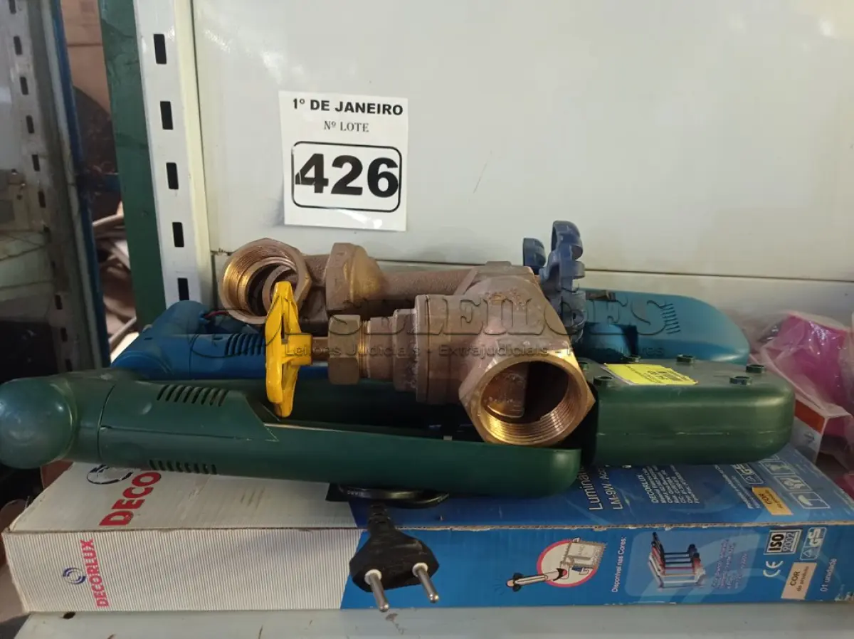 LOTE 426 - 04 LUMINÁRIAS DE MESA E 03 REGISTROS EM METAL. (NO ESTADO) ATENÇÃO! FAZER A VISITAÇÃO ANTES DE ARREMATAR, NÃO SABEMOS SE FUNCIONA. LEILÃO NÃO TEM GARANTIA E NEM DEVOLUÇÃO, SUJEITO A POSSÍVEIS AVARIAS VISÍVEIS/OCULTAS E/OU AUSÊNCIA DE COMPONENTES.