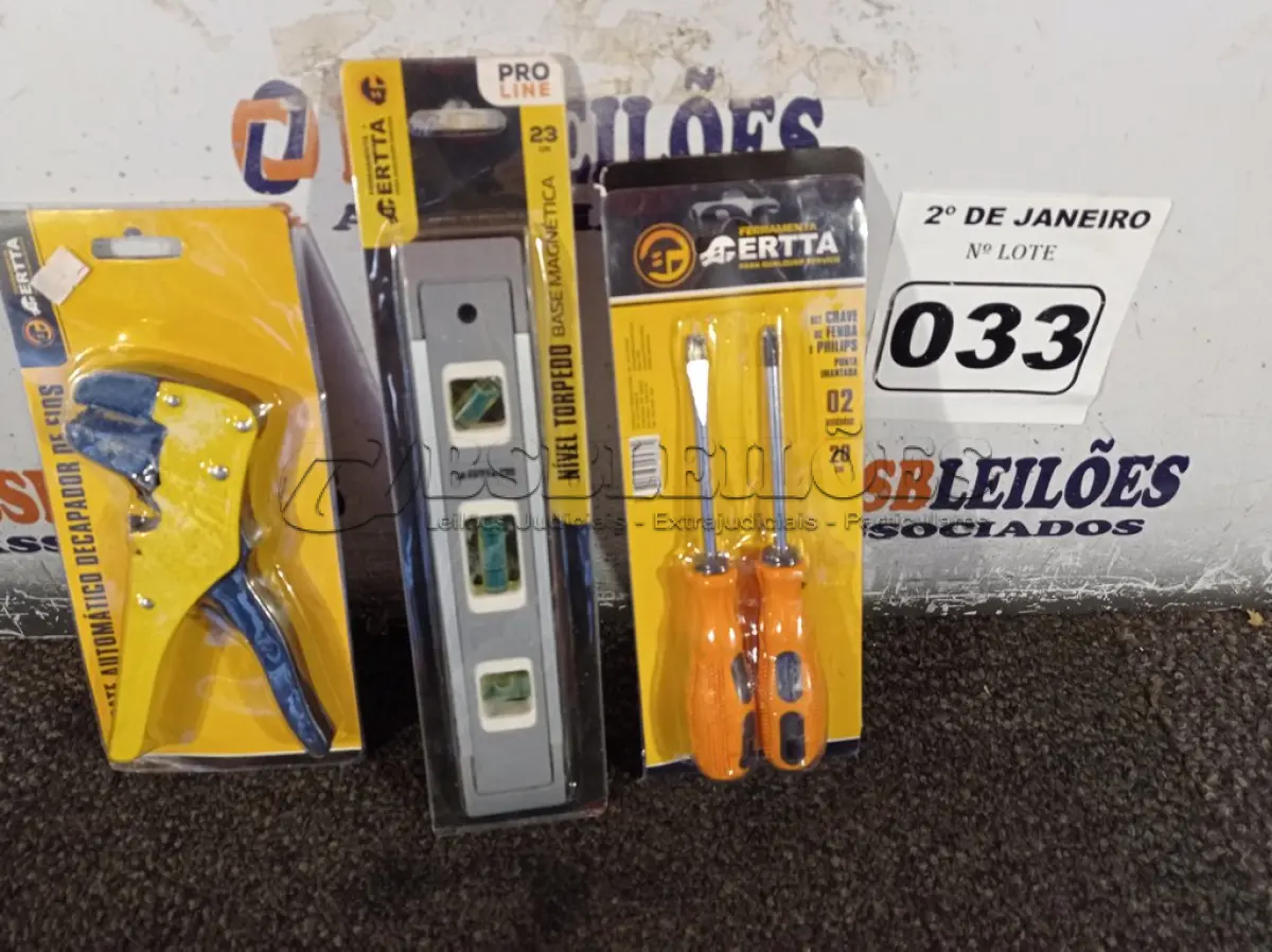 LOTE 033 - 01 KIT DE CHAVES DE FENDA E PHILIPS PONTA IMANTADA 20 CM COM 02 UNIDADES, 01 NÍVEL TORPEDO BASE MAGNÉTICA 23CM E 01 DESCASCADOR DE FIOS. (NOVO) (NO ESTADO) ATENÇÃO! FAZER A VISITAÇÃO ANTES DE ARREMATAR, NÃO SABEMOS SE FUNCIONA. LEILÃO NÃO TEM GARANTIA E NEM DEVOLUÇÃO, SUJEITO A POSSÍVEIS AVARIAS VISÍVEIS/OCULTAS E/OU AUSÊNCIA DE COMPONENTES.