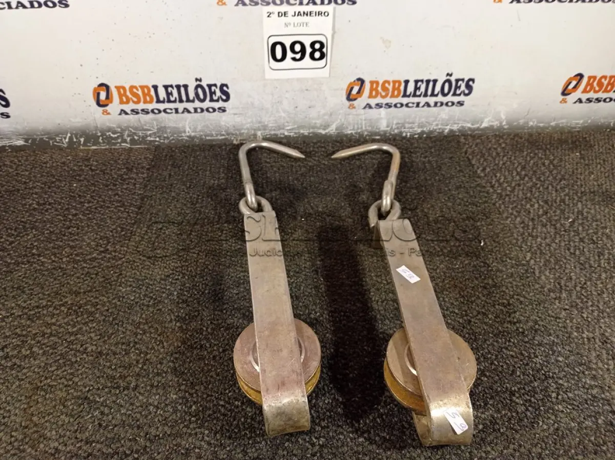 LOTE 098 - 02 SUPORTES DE AÇO PARA CARRETILHA.(NO ESTADO) ATENÇÃO! FAZER A VISITAÇÃO ANTES DE ARREMATAR, NÃO SABEMOS SE FUNCIONA. LEILÃO NÃO TEM GARANTIA E NEM DEVOLUÇÃO, SUJEITO A POSSÍVEIS AVARIAS VISÍVEIS/OCULTAS E/OU AUSÊNCIA DE COMPONENTES.