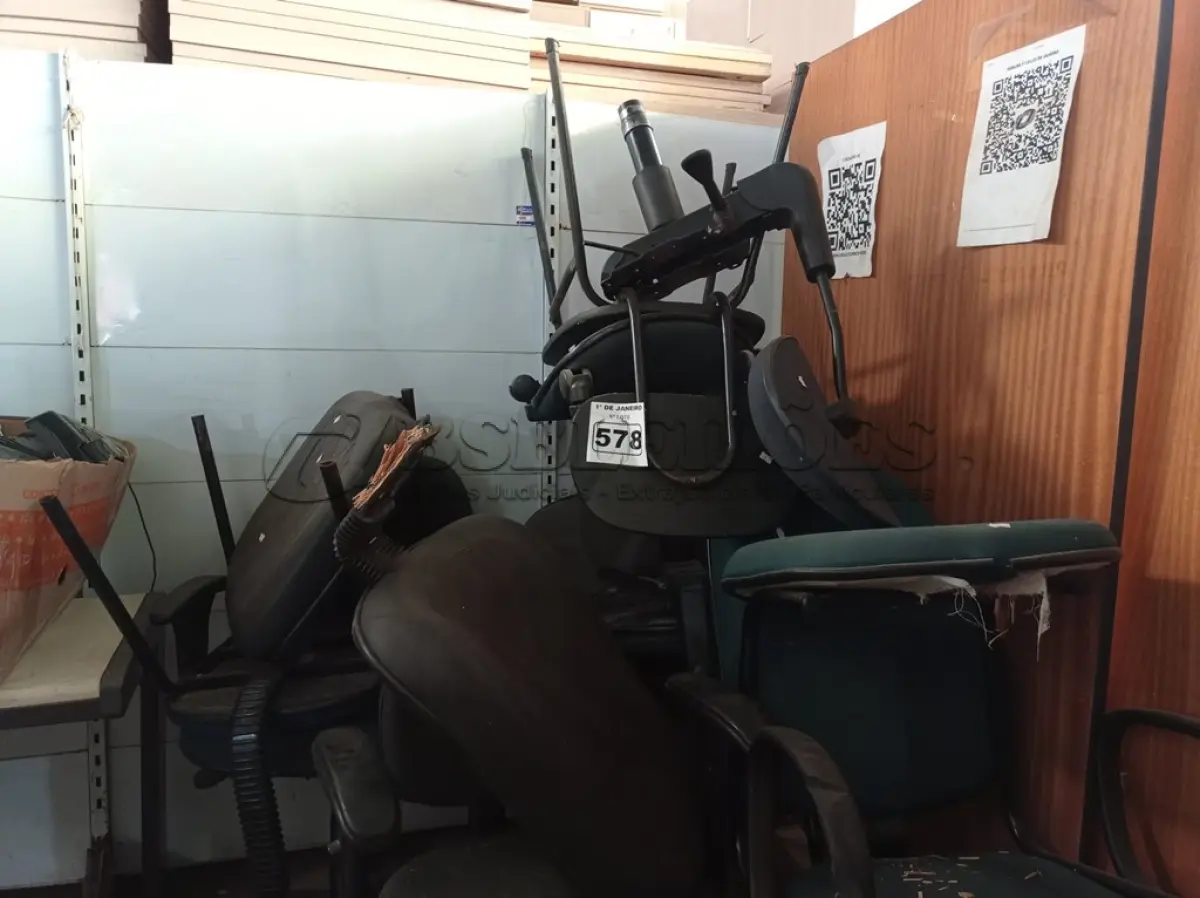 LOTE 578 - 01 LOTE COM VÁRIAS CADEIRA DE ESCRITÓRIO MARCAS E MODELOS DIVERSOS. (NO ESTADO) ATENÇÃO! FAZER A VISITAÇÃO ANTES DE ARREMATAR, NÃO SABEMOS SE FUNCIONA. LEILÃO NÃO TEM GARANTIA E NEM DEVOLUÇÃO, SUJEITO A POSSÍVEIS AVARIAS VISÍVEIS/OCULTAS E/OU AUSÊNCIA DE COMPONENTES.