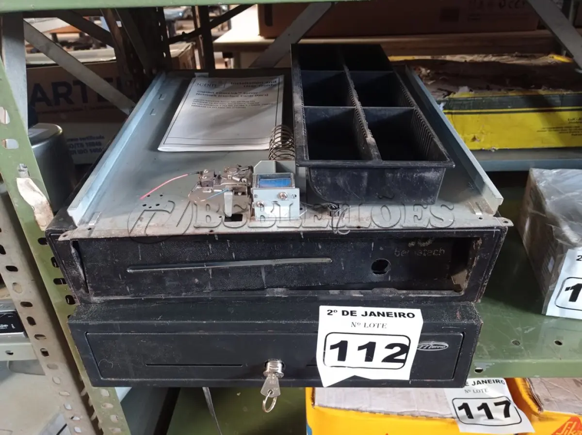 LOTE 112 - 02 SUCATAS DE CAIXA REGISTRADORA.(NO ESTADO) ATENÇÃO! FAZER A VISITAÇÃO ANTES DE ARREMATAR, NÃO SABEMOS SE FUNCIONA. LEILÃO NÃO TEM GARANTIA E NEM DEVOLUÇÃO, SUJEITO A POSSÍVEIS AVARIAS VISÍVEIS/OCULTAS E/OU AUSÊNCIA DE COMPONENTES.