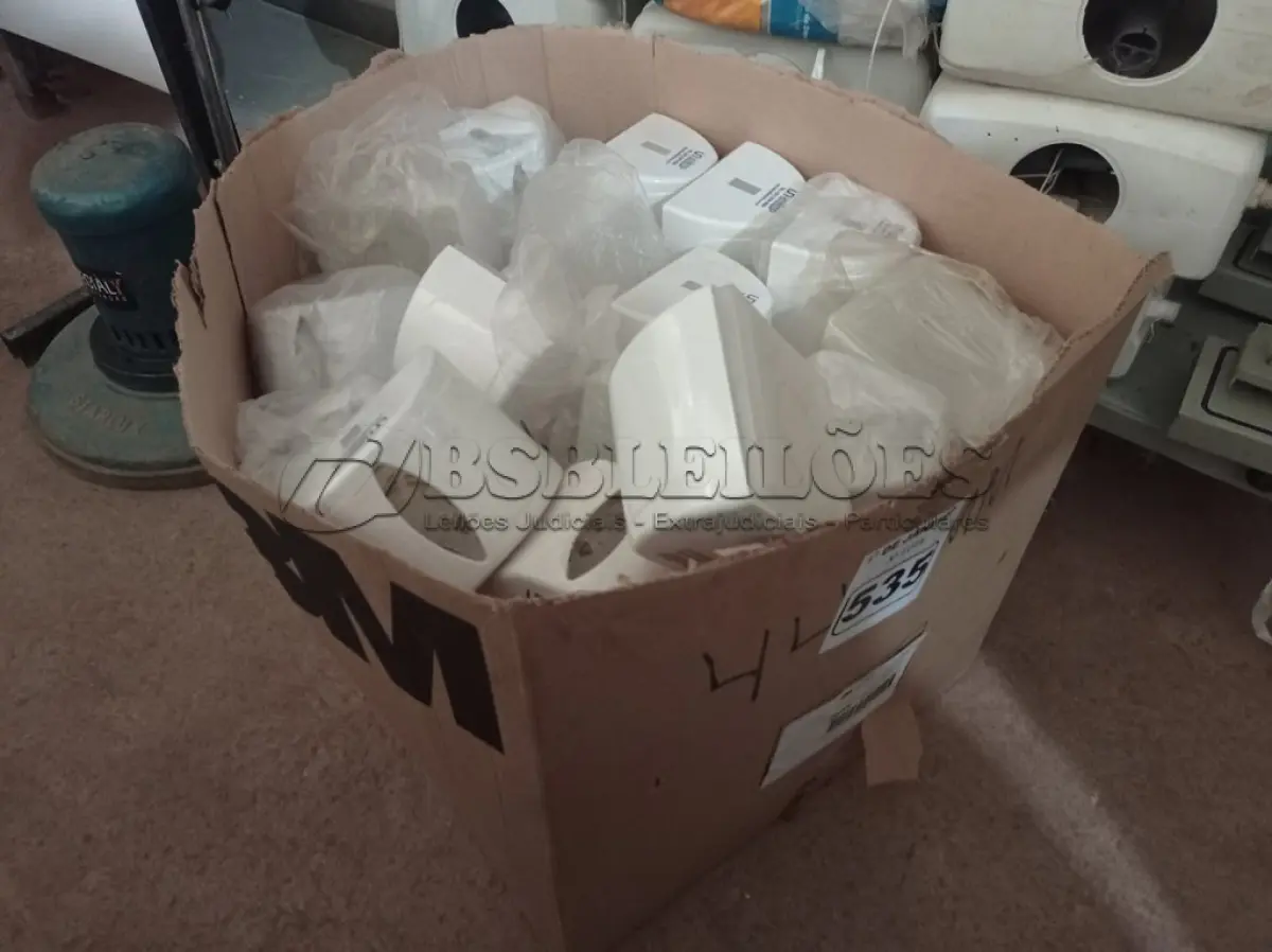 LOTE 535 - 01 LOTE COM VÁRIOS DISPENSE PARA SABONETE. (NO ESTADO) ATENÇÃO! FAZER A VISITAÇÃO ANTES DE ARREMATAR, NÃO SABEMOS SE FUNCIONA. LEILÃO NÃO TEM GARANTIA E NEM DEVOLUÇÃO, SUJEITO A POSSÍVEIS AVARIAS VISÍVEIS/OCULTAS E/OU AUSÊNCIA DE COMPONENTES.