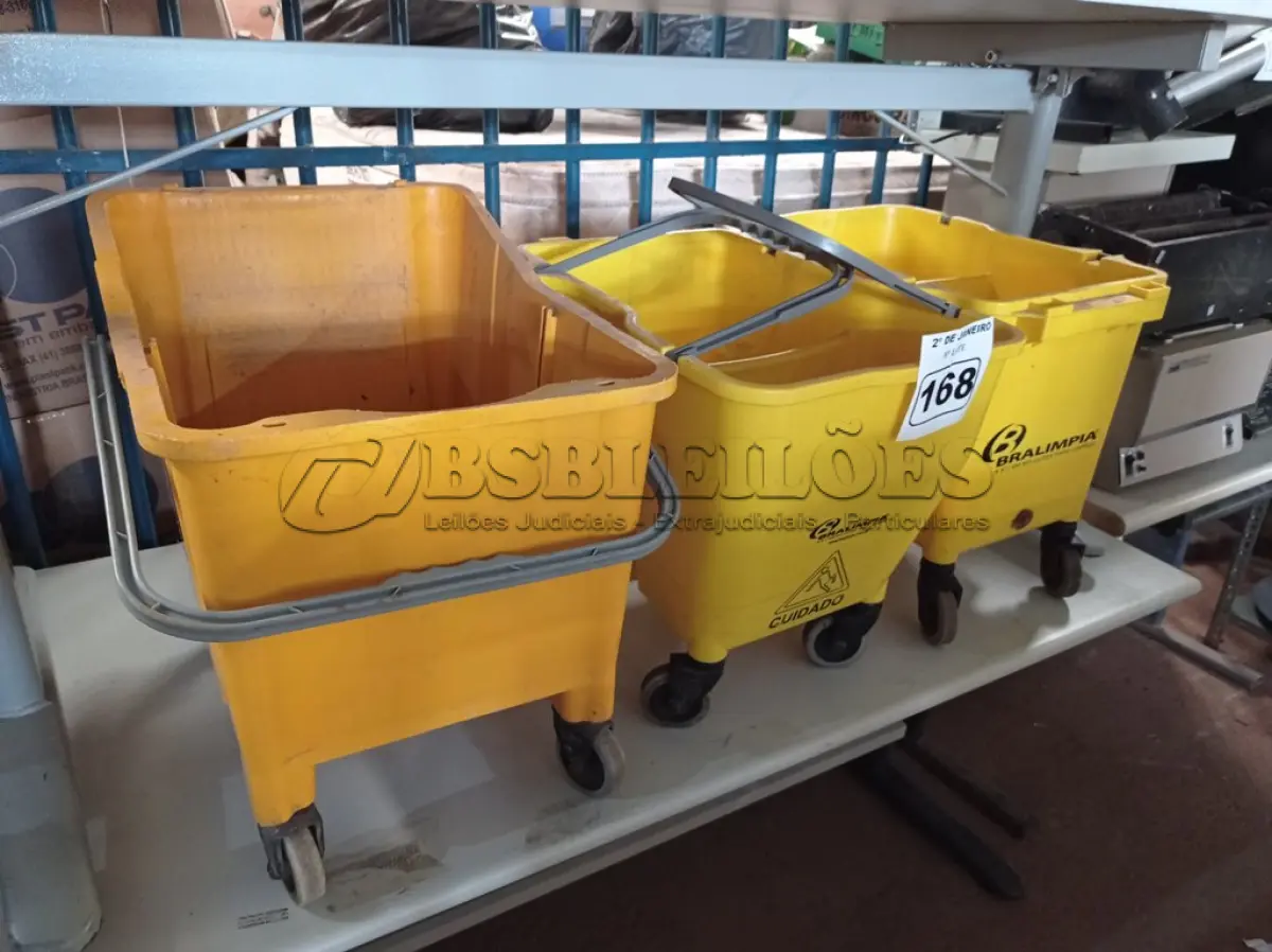 LOTE 168 - 03 BALDES DE LIMPEZA COM RODINHAS. (NO ESTADO) ATENÇÃO! FAZER A VISITAÇÃO ANTES DE ARREMATAR, NÃO SABEMOS SE FUNCIONA. LEILÃO NÃO TEM GARANTIA E NEM DEVOLUÇÃO, SUJEITO A POSSÍVEIS AVARIAS VISÍVEIS/OCULTAS E/OU AUSÊNCIA DE COMPONENTES.