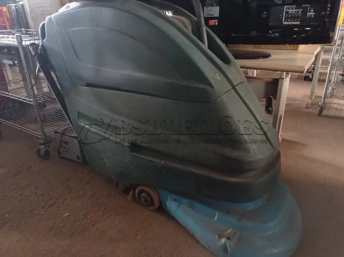 LOTE 181 - 01 LAVADORA DE PISOS INDUSTRIAL COM BATERIAS E CARREGADOR.(NO ESTADO) ATENÇÃO! FAZER A VISITAÇÃO ANTES DE ARREMATAR, NÃO SABEMOS SE FUNCIONA. LEILÃO NÃO TEM GARANTIA E NEM DEVOLUÇÃO, SUJEITO A POSSÍVEIS AVARIAS VISÍVEIS/OCULTAS E/OU AUSÊNCIA DE COMPONENTES.