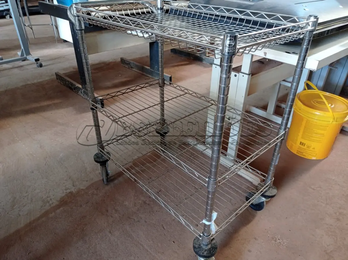 LOTE 363 - 01 CARRINHO PARA TRANSPORTE DE UTENSILIOS COM TRES DIVISOES. (NO ESTADO) ATENÇÃO! FAZER A VISITAÇÃO ANTES DE ARREMATAR, NÃO SABEMOS SE FUNCIONA. LEILÃO NÃO TEM GARANTIA E NEM DEVOLUÇÃO, SUJEITO A POSSÍVEIS AVARIAS VISÍVEIS/OCULTAS E/OU AUSÊNCIA DE COMPONENTES.