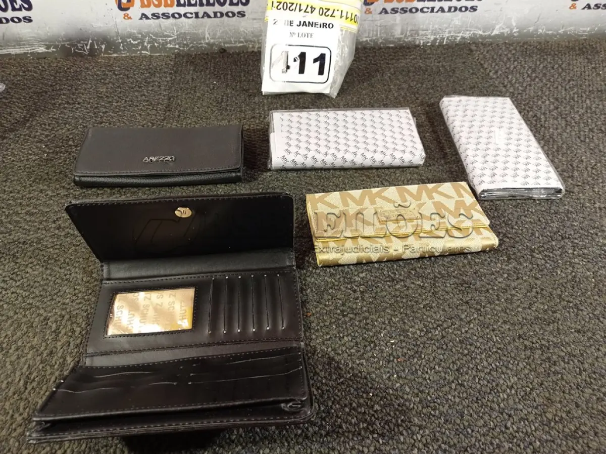 LOTE 411 - 05 CARTEIRAS FEMININA. (NO ESTADO) ATENÇÃO! FAZER A VISITAÇÃO ANTES DE ARREMATAR, NÃO SABEMOS SE FUNCIONA. LEILÃO NÃO TEM GARANTIA E NEM DEVOLUÇÃO, SUJEITO A POSSÍVEIS AVARIAS VISÍVEIS/OCULTAS E/OU AUSÊNCIA DE COMPONENTES.