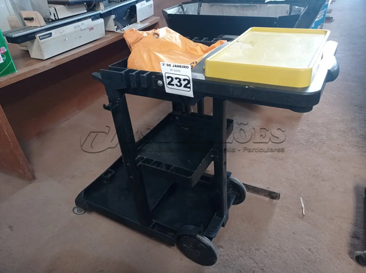 LOTE 232 - 01 CARRINHO PARA LIMPEZA INDUSTRIAL INCOMPLETO. (NO ESTADO) ATENÇÃO! FAZER A VISITAÇÃO ANTES DE ARREMATAR, NÃO SABEMOS SE FUNCIONA. LEILÃO NÃO TEM GARANTIA E NEM DEVOLUÇÃO, SUJEITO A POSSÍVEIS AVARIAS VISÍVEIS/OCULTAS E/OU AUSÊNCIA DE COMPONENTES.