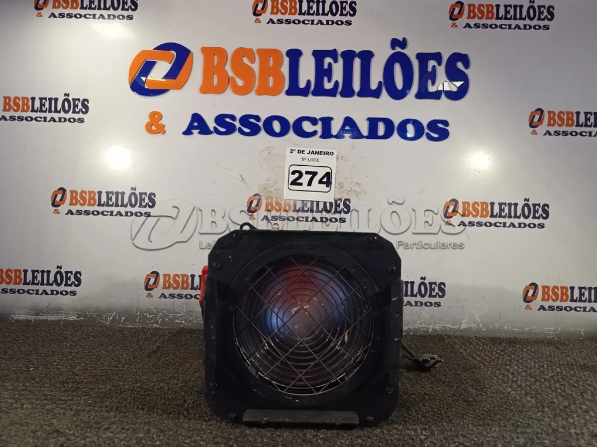 LOTE 274 - 01 LUMINÁRIA PARA ESTÚDIO LINE UP. (NO ESTADO) ATENÇÃO! FAZER A VISITAÇÃO ANTES DE ARREMATAR, NÃO SABEMOS SE FUNCIONA. LEILÃO NÃO TEM GARANTIA E NEM DEVOLUÇÃO, SUJEITO A POSSÍVEIS AVARIAS VISÍVEIS/OCULTAS E/OU AUSÊNCIA DE COMPONENTES.