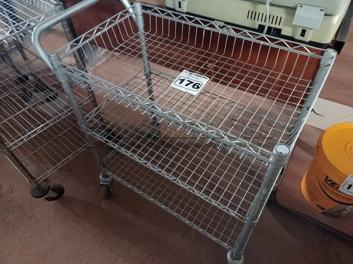 LOTE 176 - 01 CARRINHO PARA TRANSPORTE DE UTENSILIOS COM TRES DIVISOES. (NO ESTADO) ATENÇÃO! FAZER A VISITAÇÃO ANTES DE ARREMATAR, NÃO SABEMOS SE FUNCIONA. LEILÃO NÃO TEM GARANTIA E NEM DEVOLUÇÃO, SUJEITO A POSSÍVEIS AVARIAS VISÍVEIS/OCULTAS E/OU AUSÊNCIA DE COMPONENTES.