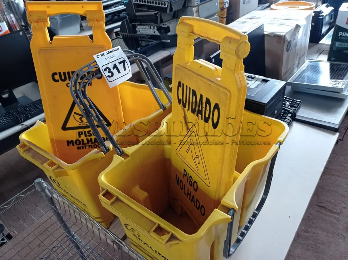LOTE 317 - 02 BALDES DE LIMPEZA COM RODINHAS E PLACAS DE SINALIZAÇÃO. (NO ESTADO) ATENÇÃO! FAZER A VISITAÇÃO ANTES DE ARREMATAR, NÃO SABEMOS SE FUNCIONA. LEILÃO NÃO TEM GARANTIA E NEM DEVOLUÇÃO, SUJEITO A POSSÍVEIS AVARIAS VISÍVEIS/OCULTAS E/OU AUSÊNCIA DE COMPONENTES.