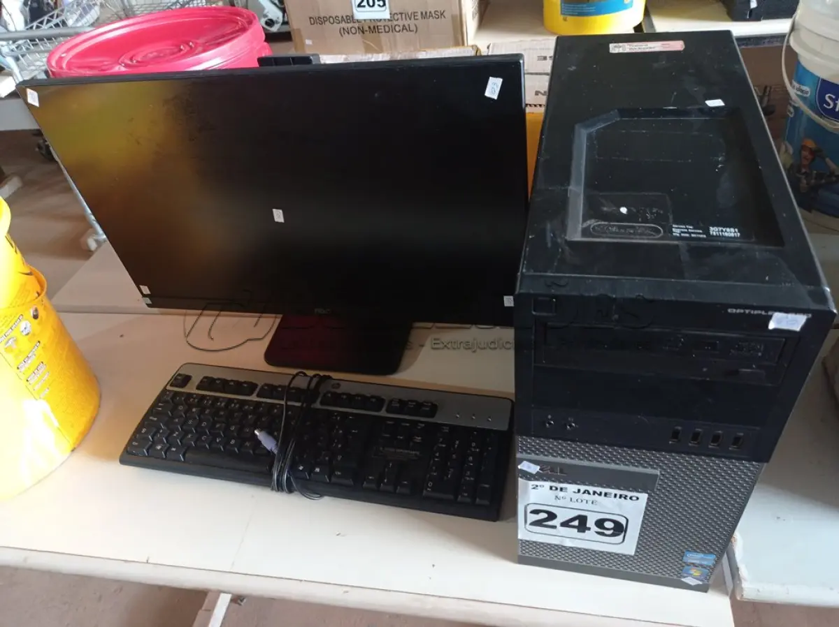 LOTE 249 - 01 CPU, 01 TECLADO E 01 MONITOR. (NO ESTADO) ATENÇÃO! FAZER A VISITAÇÃO ANTES DE ARREMATAR, NÃO SABEMOS SE FUNCIONA. LEILÃO NÃO TEM GARANTIA E NEM DEVOLUÇÃO, SUJEITO A POSSÍVEIS AVARIAS VISÍVEIS/OCULTAS E/OU AUSÊNCIA DE COMPONENTES.
