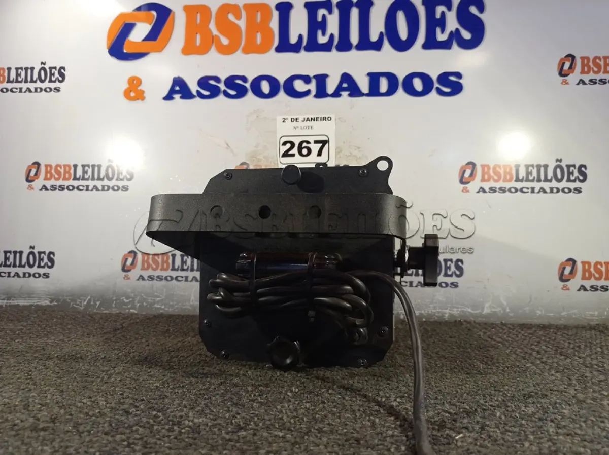 LOTE 267 - 01 LUMINÁRIA PARA ESTÚDIO LINE UP. (NO ESTADO) ATENÇÃO! FAZER A VISITAÇÃO ANTES DE ARREMATAR, NÃO SABEMOS SE FUNCIONA. LEILÃO NÃO TEM GARANTIA E NEM DEVOLUÇÃO, SUJEITO A POSSÍVEIS AVARIAS VISÍVEIS/OCULTAS E/OU AUSÊNCIA DE COMPONENTES.