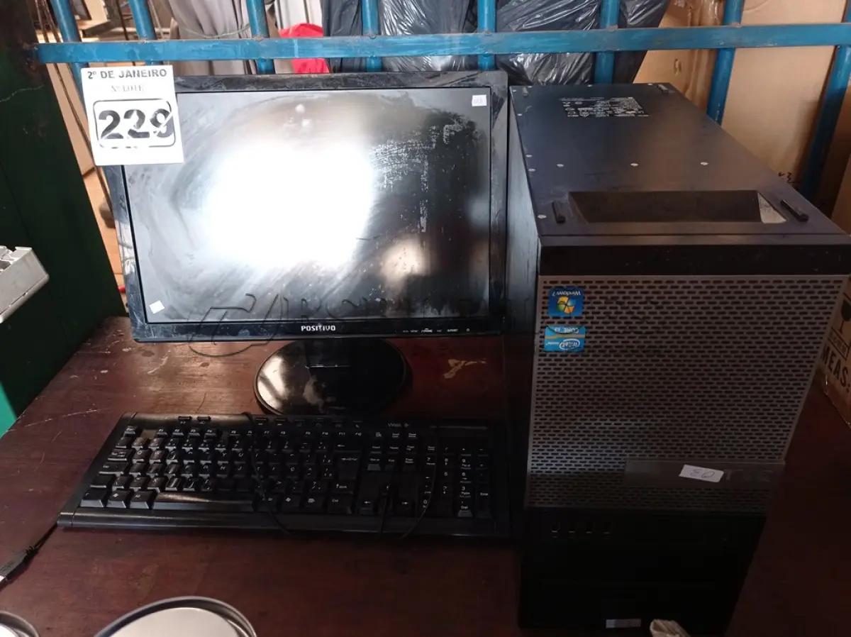 LOTE 229 - 01 CPU, 01 TECLADO E 01 MONITOR. (NO ESTADO) ATENÇÃO! FAZER A VISITAÇÃO ANTES DE ARREMATAR, NÃO SABEMOS SE FUNCIONA. LEILÃO NÃO TEM GARANTIA E NEM DEVOLUÇÃO, SUJEITO A POSSÍVEIS AVARIAS VISÍVEIS/OCULTAS E/OU AUSÊNCIA DE COMPONENTES.