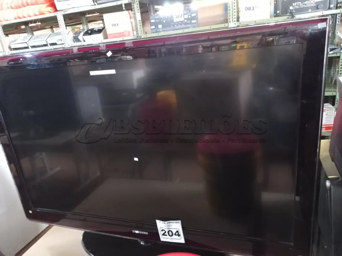 LOTE 204 - 01 TV 52” MARCA SANSUNG PARA RETIRADA DE PEÇAS. (NO ESTADO) ATENÇÃO! FAZER A VISITAÇÃO ANTES DE ARREMATAR, NÃO SABEMOS SE FUNCIONA. LEILÃO NÃO TEM GARANTIA E NEM DEVOLUÇÃO, SUJEITO A POSSÍVEIS AVARIAS VISÍVEIS/OCULTAS E/OU AUSÊNCIA DE COMPONENTES.