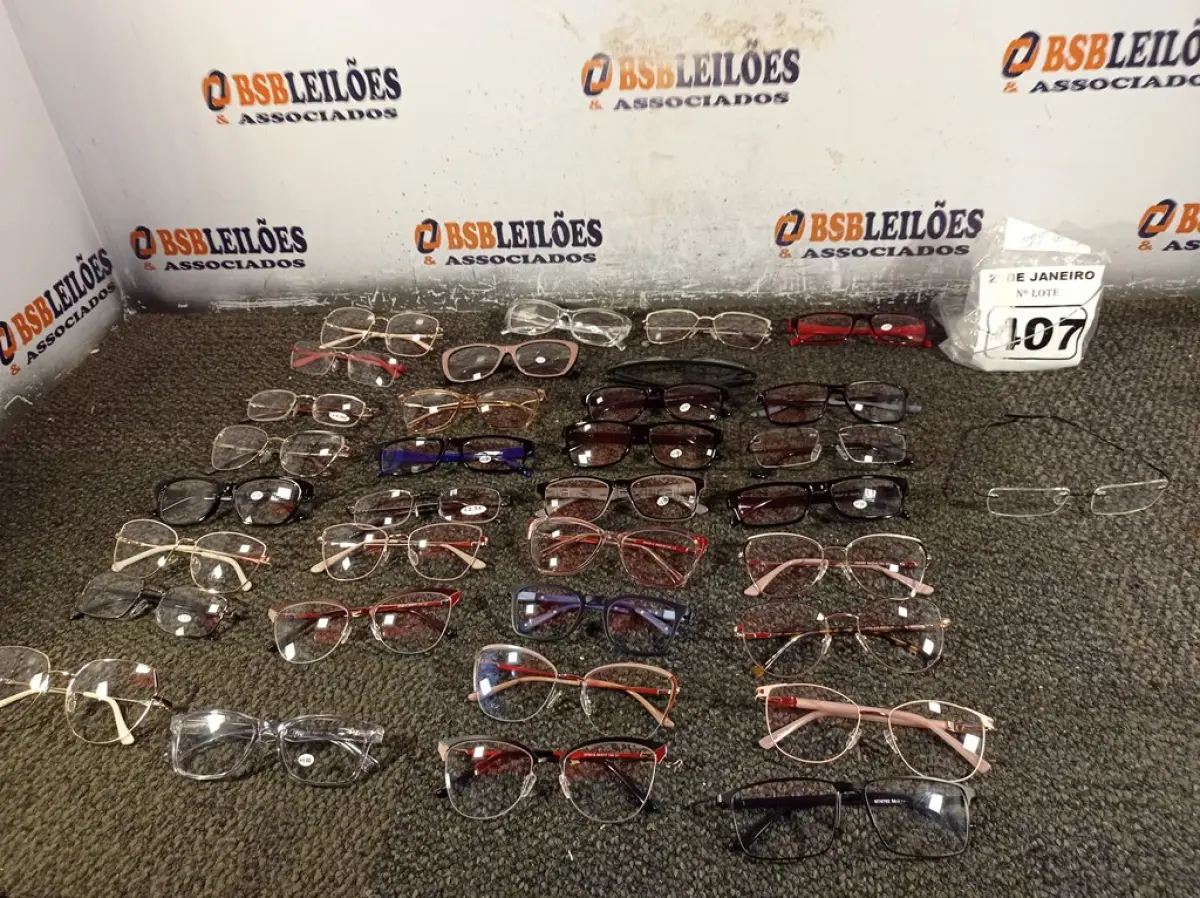 LOTE 407 - 01 LOTE COM APROXIMADAMENTE 30 ARMAÇÕES DE ÓCULOS. (NO ESTADO) ATENÇÃO! FAZER A VISITAÇÃO ANTES DE ARREMATAR, NÃO SABEMOS SE FUNCIONA. LEILÃO NÃO TEM GARANTIA E NEM DEVOLUÇÃO, SUJEITO A POSSÍVEIS AVARIAS VISÍVEIS/OCULTAS E/OU AUSÊNCIA DE COMPONENTES.