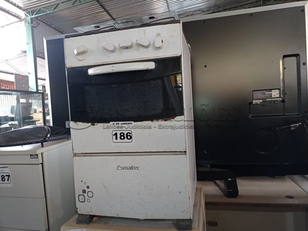 LOTE 186 - 01 LAVADORA DE ROUPAS MARCA ELECTROLUX E 01 FOGÃO 04 BOCAS MARCA ESMALTEC. (NO ESTADO) ATENÇÃO! FAZER A VISITAÇÃO ANTES DE ARREMATAR, NÃO SABEMOS SE FUNCIONA. LEILÃO NÃO TEM GARANTIA E NEM DEVOLUÇÃO, SUJEITO A POSSÍVEIS AVARIAS VISÍVEIS/OCULTAS E/OU AUSÊNCIA DE COMPONENTES.