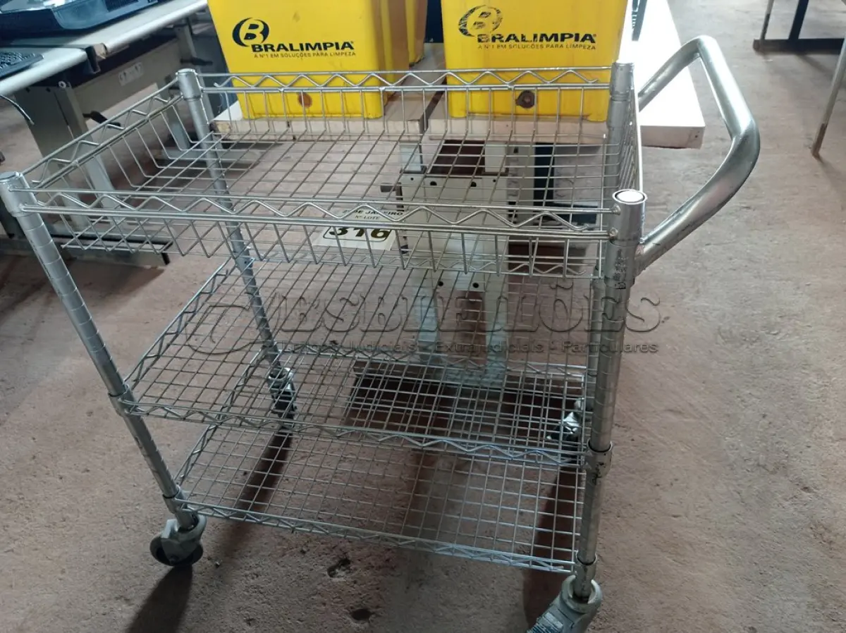 LOTE 316 - 01 CARRINHO PARA TRANSPORTE DE UTENSILIOS COM TRES DIVISOES. (NO ESTADO) ATENÇÃO! FAZER A VISITAÇÃO ANTES DE ARREMATAR, NÃO SABEMOS SE FUNCIONA. LEILÃO NÃO TEM GARANTIA E NEM DEVOLUÇÃO, SUJEITO A POSSÍVEIS AVARIAS VISÍVEIS/OCULTAS E/OU AUSÊNCIA DE COMPONENTES.