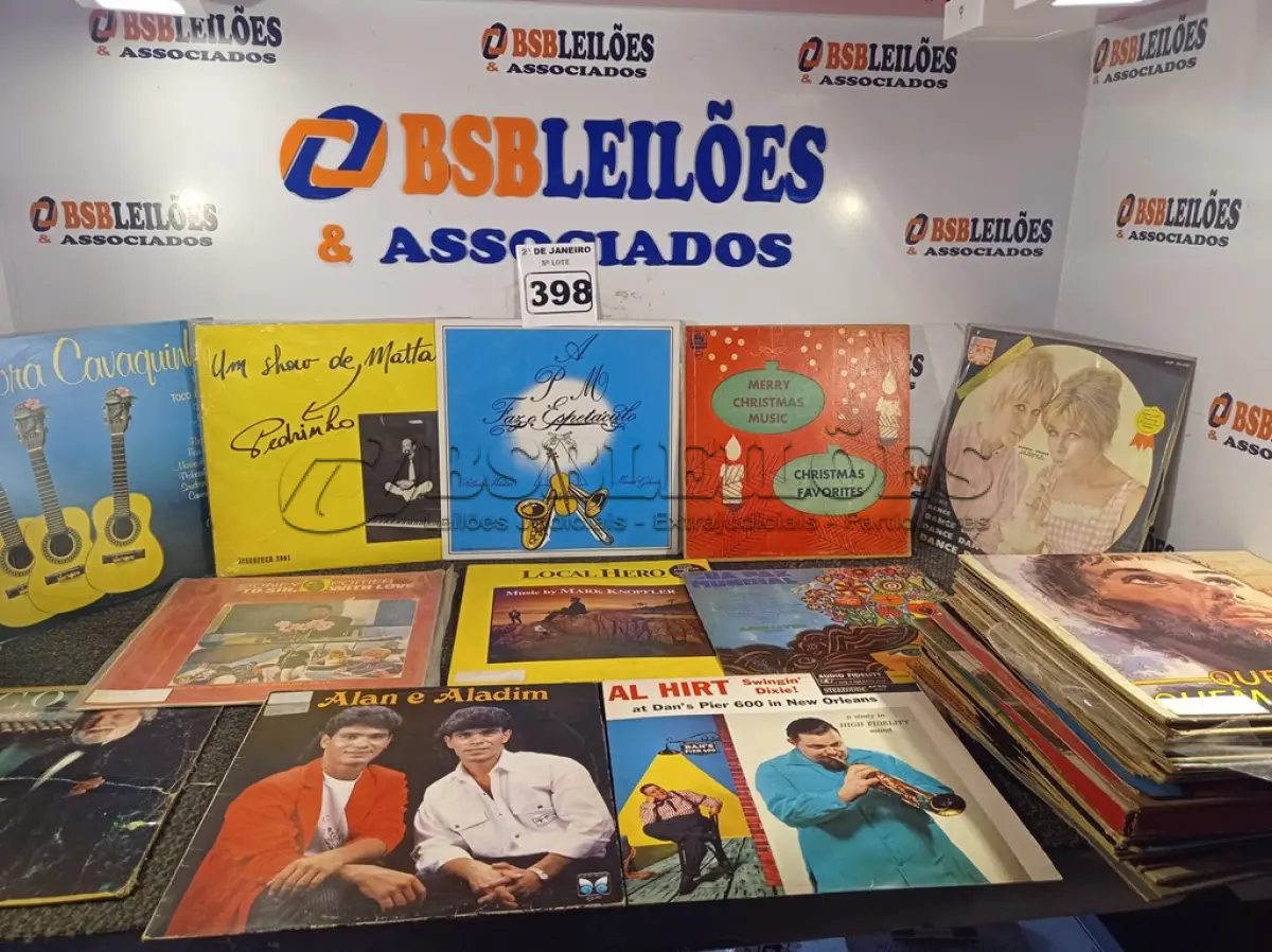 LOTE 398 - 01 LOTE COM DIVERSOS DISCOS DE VINIL. (NO ESTADO) ATENÇÃO! FAZER A VISITAÇÃO ANTES DE ARREMATAR, NÃO SABEMOS SE FUNCIONA. LEILÃO NÃO TEM GARANTIA E NEM DEVOLUÇÃO, SUJEITO A POSSÍVEIS AVARIAS VISÍVEIS/OCULTAS E/OU AUSÊNCIA DE COMPONENTES.