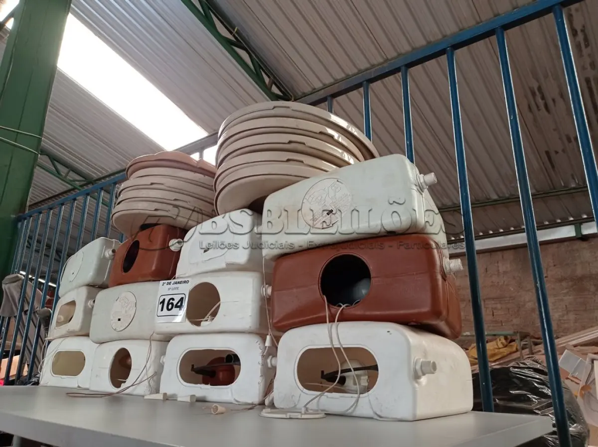 LOTE 164 - 01 LOTE COM CAIXAS DE DESCARGA E 10 TAMPAS PARA VASO SANITÁRIO (NO ESTADO) ATENÇÃO! FAZER A VISITAÇÃO ANTES DE ARREMATAR, NÃO SABEMOS SE FUNCIONA. LEILÃO NÃO TEM GARANTIA E NEM DEVOLUÇÃO, SUJEITO A POSSÍVEIS AVARIAS VISÍVEIS/OCULTAS E/OU AUSÊNCIA DE COMPONENTES.