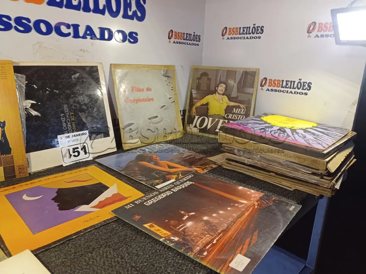 LOTE 451 - 01 LOTE COM DIVERSOS DISCOS DE VINIL. (NO ESTADO) ATENÇÃO! FAZER A VISITAÇÃO ANTES DE ARREMATAR, NÃO SABEMOS SE FUNCIONA. LEILÃO NÃO TEM GARANTIA E NEM DEVOLUÇÃO, SUJEITO A POSSÍVEIS AVARIAS VISÍVEIS/OCULTAS E/OU AUSÊNCIA DE COMPONENTES.