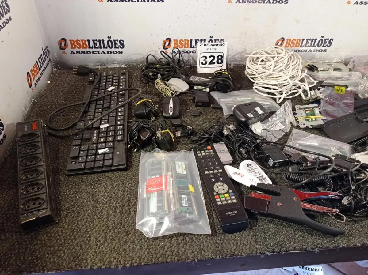 LOTE 328 - 01 LOTE COM DIVERSOS PERIFÉRICOS DE INFORMÁTICA. (NO ESTADO) ATENÇÃO! FAZER A VISITAÇÃO ANTES DE ARREMATAR, NÃO SABEMOS SE FUNCIONA. LEILÃO NÃO TEM GARANTIA E NEM DEVOLUÇÃO, SUJEITO A POSSÍVEIS AVARIAS VISÍVEIS/OCULTAS E/OU AUSÊNCIA DE COMPONENTES.