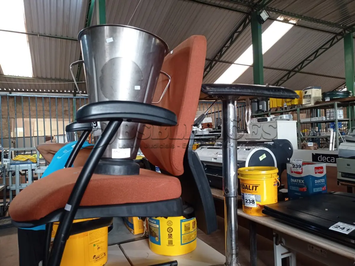 LOTE 289 -  01 CADEIRA PÉ FIXO, 01 COPO PARA LIQUIDIFICADOR INDUSTRIAL EM INOX E 01 BANQUETA. (NO ESTADO) ATENÇÃO! FAZER A VISITAÇÃO ANTES DE ARREMATAR, NÃO SABEMOS SE FUNCIONA. LEILÃO NÃO TEM GARANTIA E NEM DEVOLUÇÃO, SUJEITO A POSSÍVEIS AVARIAS VISÍVEIS/OCULTAS E/OU AUSÊNCIA DE COMPONENTES.