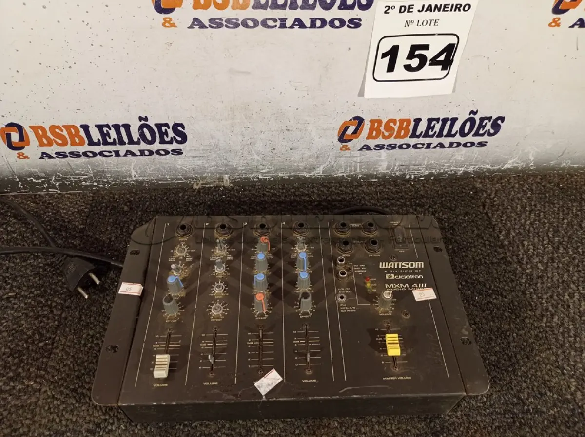 LOTE 154 - 01 MESA DE SOM WATTISOM MODELO MXM4. (NO ESTADO) ATENÇÃO! FAZER A VISITAÇÃO ANTES DE ARREMATAR, NÃO SABEMOS SE FUNCIONA. LEILÃO NÃO TEM GARANTIA E NEM DEVOLUÇÃO, SUJEITO A POSSÍVEIS AVARIAS VISÍVEIS/OCULTAS E/OU AUSÊNCIA DE COMPONENTES.
