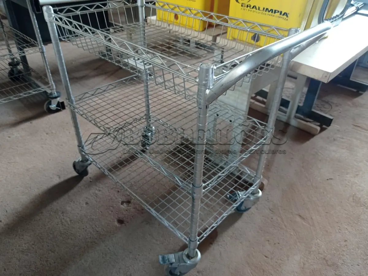LOTE 316 - 01 CARRINHO PARA TRANSPORTE DE UTENSILIOS COM TRES DIVISOES. (NO ESTADO) ATENÇÃO! FAZER A VISITAÇÃO ANTES DE ARREMATAR, NÃO SABEMOS SE FUNCIONA. LEILÃO NÃO TEM GARANTIA E NEM DEVOLUÇÃO, SUJEITO A POSSÍVEIS AVARIAS VISÍVEIS/OCULTAS E/OU AUSÊNCIA DE COMPONENTES.