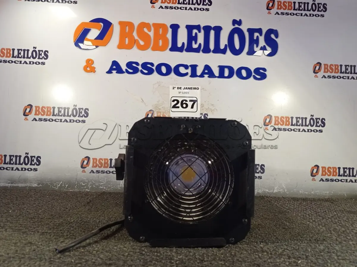 LOTE 267 - 01 LUMINÁRIA PARA ESTÚDIO LINE UP. (NO ESTADO) ATENÇÃO! FAZER A VISITAÇÃO ANTES DE ARREMATAR, NÃO SABEMOS SE FUNCIONA. LEILÃO NÃO TEM GARANTIA E NEM DEVOLUÇÃO, SUJEITO A POSSÍVEIS AVARIAS VISÍVEIS/OCULTAS E/OU AUSÊNCIA DE COMPONENTES.