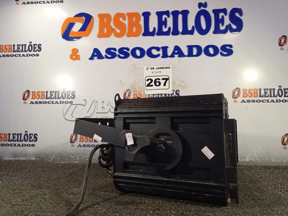 LOTE 267 - 01 LUMINÁRIA PARA ESTÚDIO LINE UP. (NO ESTADO) ATENÇÃO! FAZER A VISITAÇÃO ANTES DE ARREMATAR, NÃO SABEMOS SE FUNCIONA. LEILÃO NÃO TEM GARANTIA E NEM DEVOLUÇÃO, SUJEITO A POSSÍVEIS AVARIAS VISÍVEIS/OCULTAS E/OU AUSÊNCIA DE COMPONENTES.