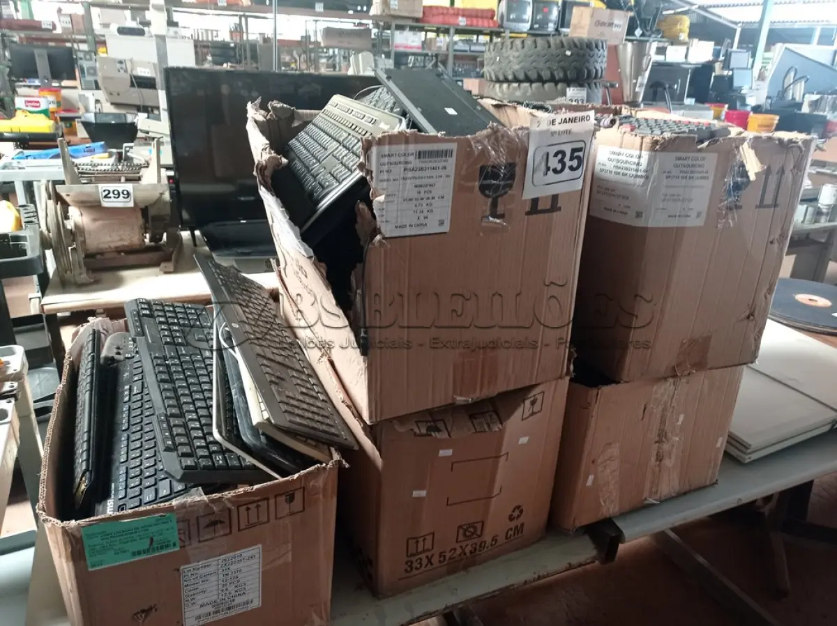 LOTE 435 - 05 CAIXAS DE TECLADOS PARA PC. (NO ESTADO) ATENÇÃO! FAZER A VISITAÇÃO ANTES DE ARREMATAR, NÃO SABEMOS SE FUNCIONA. LEILÃO NÃO TEM GARANTIA E NEM DEVOLUÇÃO, SUJEITO A POSSÍVEIS AVARIAS VISÍVEIS/OCULTAS E/OU AUSÊNCIA DE COMPONENTES.