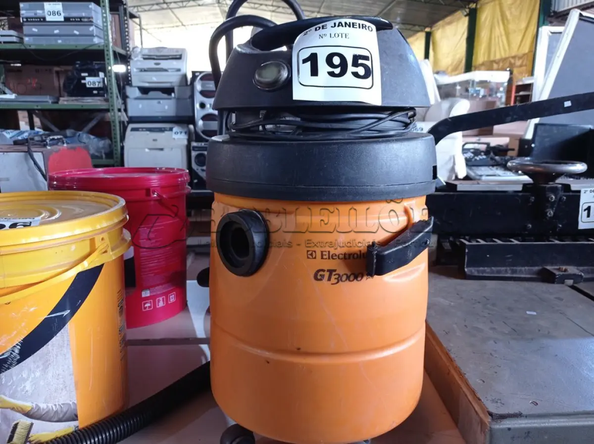 LOTE 195 - 02 ASPIRADORES DE PÓ MARCA ELETROLUX. (NO ESTADO) ATENÇÃO! FAZER A VISITAÇÃO ANTES DE ARREMATAR, NÃO SABEMOS SE FUNCIONA. LEILÃO NÃO TEM GARANTIA E NEM DEVOLUÇÃO, SUJEITO A POSSÍVEIS AVARIAS VISÍVEIS/OCULTAS E/OU AUSÊNCIA DE COMPONENTES.