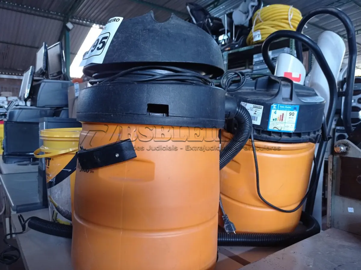 LOTE 195 - 02 ASPIRADORES DE PÓ MARCA ELETROLUX. (NO ESTADO) ATENÇÃO! FAZER A VISITAÇÃO ANTES DE ARREMATAR, NÃO SABEMOS SE FUNCIONA. LEILÃO NÃO TEM GARANTIA E NEM DEVOLUÇÃO, SUJEITO A POSSÍVEIS AVARIAS VISÍVEIS/OCULTAS E/OU AUSÊNCIA DE COMPONENTES.