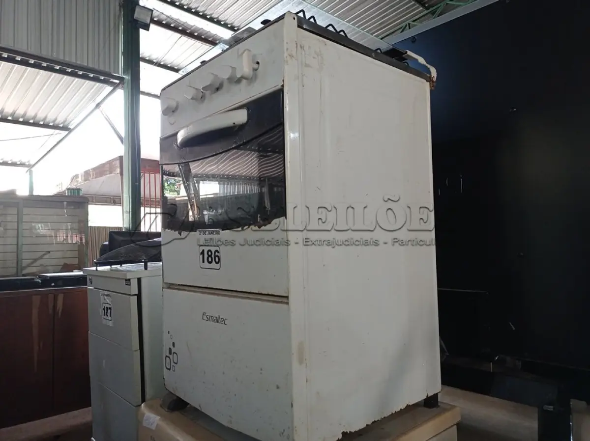 LOTE 186 - 01 LAVADORA DE ROUPAS MARCA ELECTROLUX E 01 FOGÃO 04 BOCAS MARCA ESMALTEC. (NO ESTADO) ATENÇÃO! FAZER A VISITAÇÃO ANTES DE ARREMATAR, NÃO SABEMOS SE FUNCIONA. LEILÃO NÃO TEM GARANTIA E NEM DEVOLUÇÃO, SUJEITO A POSSÍVEIS AVARIAS VISÍVEIS/OCULTAS E/OU AUSÊNCIA DE COMPONENTES.