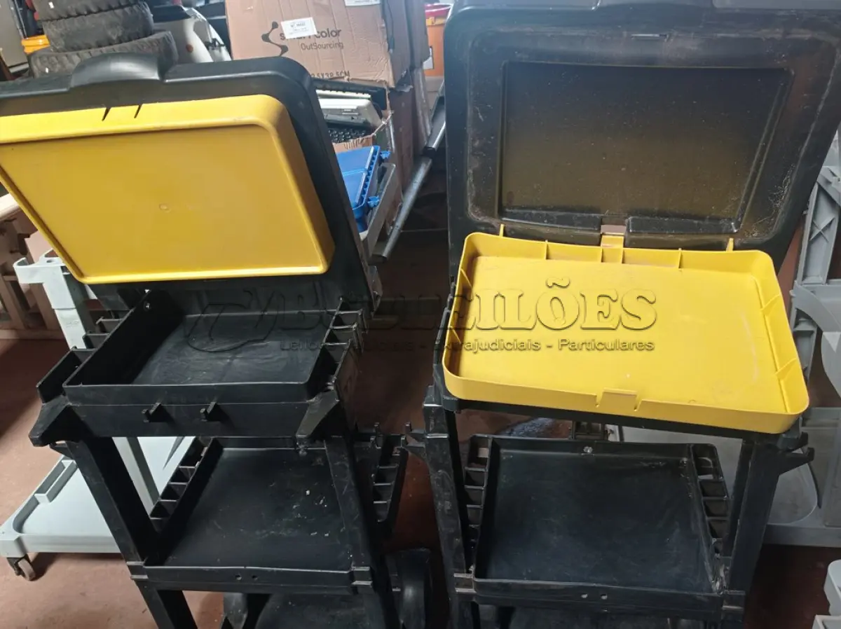 LOTE 439 - 02 CARRINHOS PARA LIMPEZA INDUSTRIAL INCOMPLETO. (NO ESTADO) ATENÇÃO! FAZER A VISITAÇÃO ANTES DE ARREMATAR, NÃO SABEMOS SE FUNCIONA. LEILÃO NÃO TEM GARANTIA E NEM DEVOLUÇÃO, SUJEITO A POSSÍVEIS AVARIAS VISÍVEIS/OCULTAS E/OU AUSÊNCIA DE COMPONENTES.