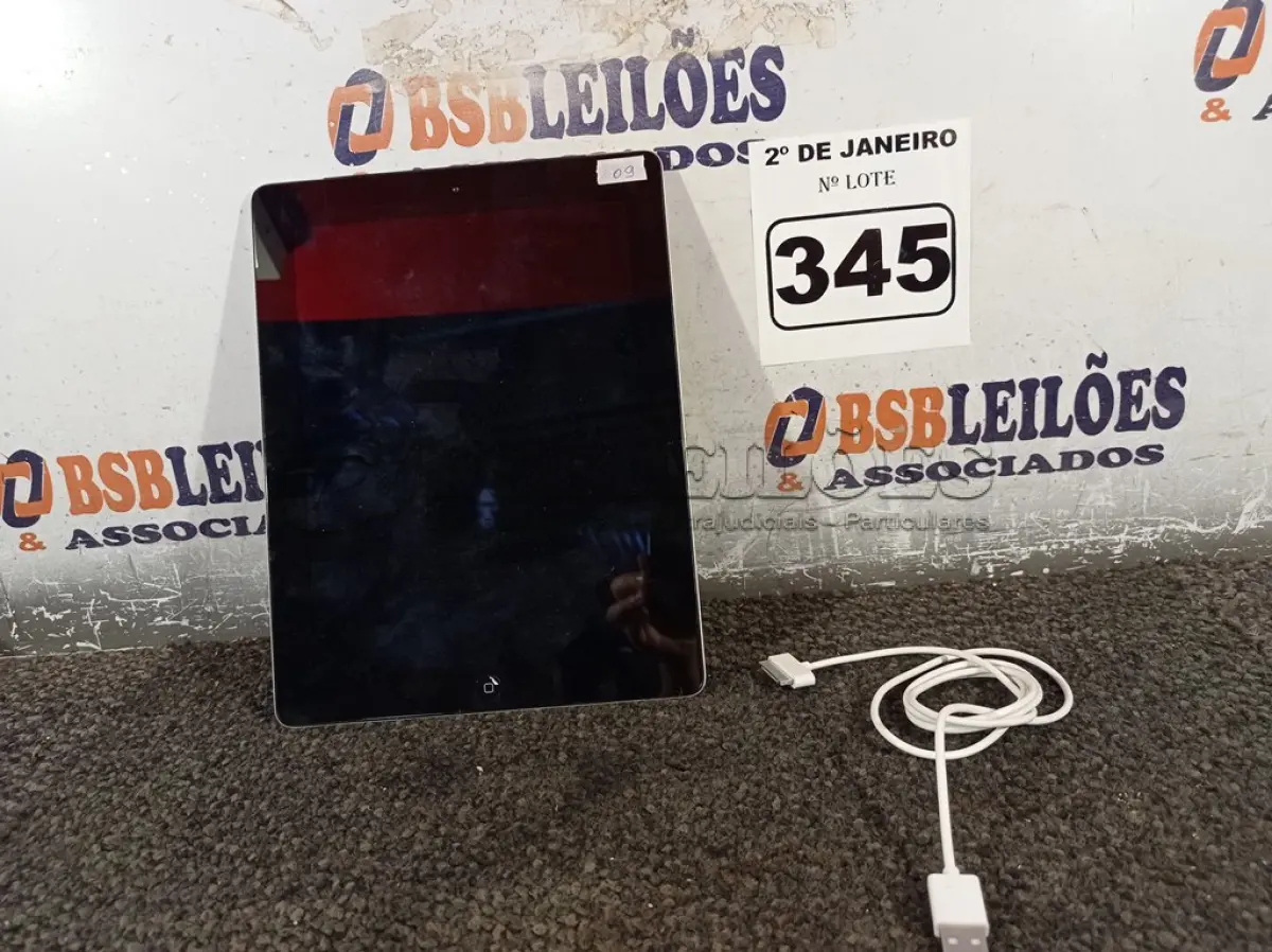 LOTE 345 - 01 IPAD 64GB COM CABO. (NO ESTADO) ATENÇÃO! FAZER A VISITAÇÃO ANTES DE ARREMATAR, NÃO SABEMOS SE FUNCIONA. LEILÃO NÃO TEM GARANTIA E NEM DEVOLUÇÃO, SUJEITO A POSSÍVEIS AVARIAS VISÍVEIS/OCULTAS E/OU AUSÊNCIA DE COMPONENTES.