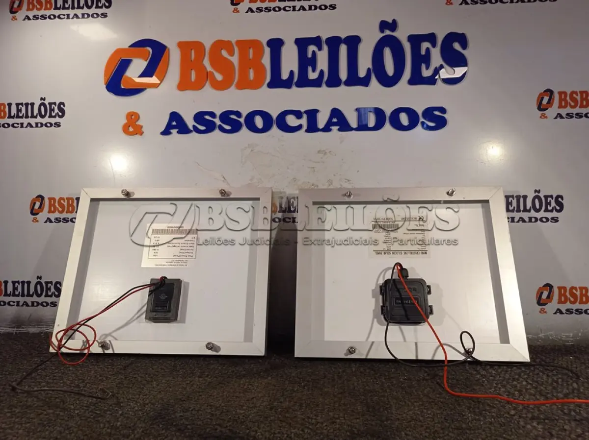 LOTE 199 - 02 PAINÉIS SOLARES 18V 10W.  (NO ESTADO) ATENÇÃO! FAZER A VISITAÇÃO ANTES DE ARREMATAR, NÃO SABEMOS SE FUNCIONA. LEILÃO NÃO TEM GARANTIA E NEM DEVOLUÇÃO, SUJEITO A POSSÍVEIS AVARIAS VISÍVEIS/OCULTAS E/OU AUSÊNCIA DE COMPONENTES.