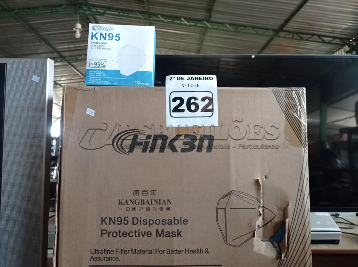 LOTE 262 - 01 CAIXA COM APROXIMADAMENTE 1.000 MASCARAS DESCARTÁVEIS KN95 . (NO ESTADO) ATENÇÃO! FAZER A VISITAÇÃO ANTES DE ARREMATAR, NÃO SABEMOS SE FUNCIONA. LEILÃO NÃO TEM GARANTIA E NEM DEVOLUÇÃO, SUJEITO A POSSÍVEIS AVARIAS VISÍVEIS/OCULTAS E/OU AUSÊNCIA DE COMPONENTES.