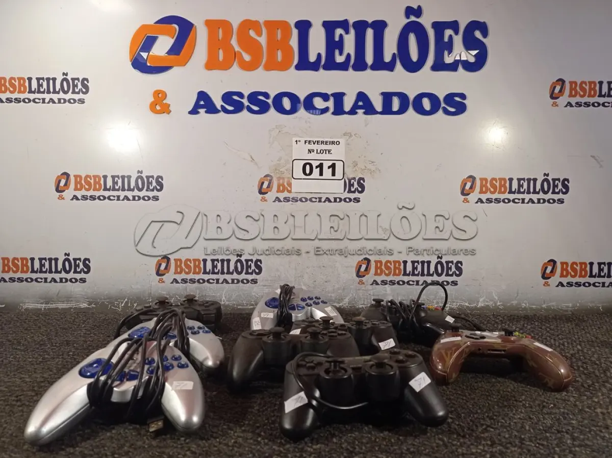 LOTE 011 - 01 LOTE COM VÁRIOS CONTROLES PARA VIDEOGAME MARCAS E MODELOS DIVERSOS. (NO ESTADO) ATENÇÃO! FAZER A VISITAÇÃO ANTES DE ARREMATAR, NÃO SABEMOS SE FUNCIONA. LEILÃO NÃO TEM GARANTIA E NEM DEVOLUÇÃO, SUJEITO A POSSÍVEIS AVARIAS VISÍVEIS/OCULTAS E/OU AUSÊNCIA DE COMPONENTES.