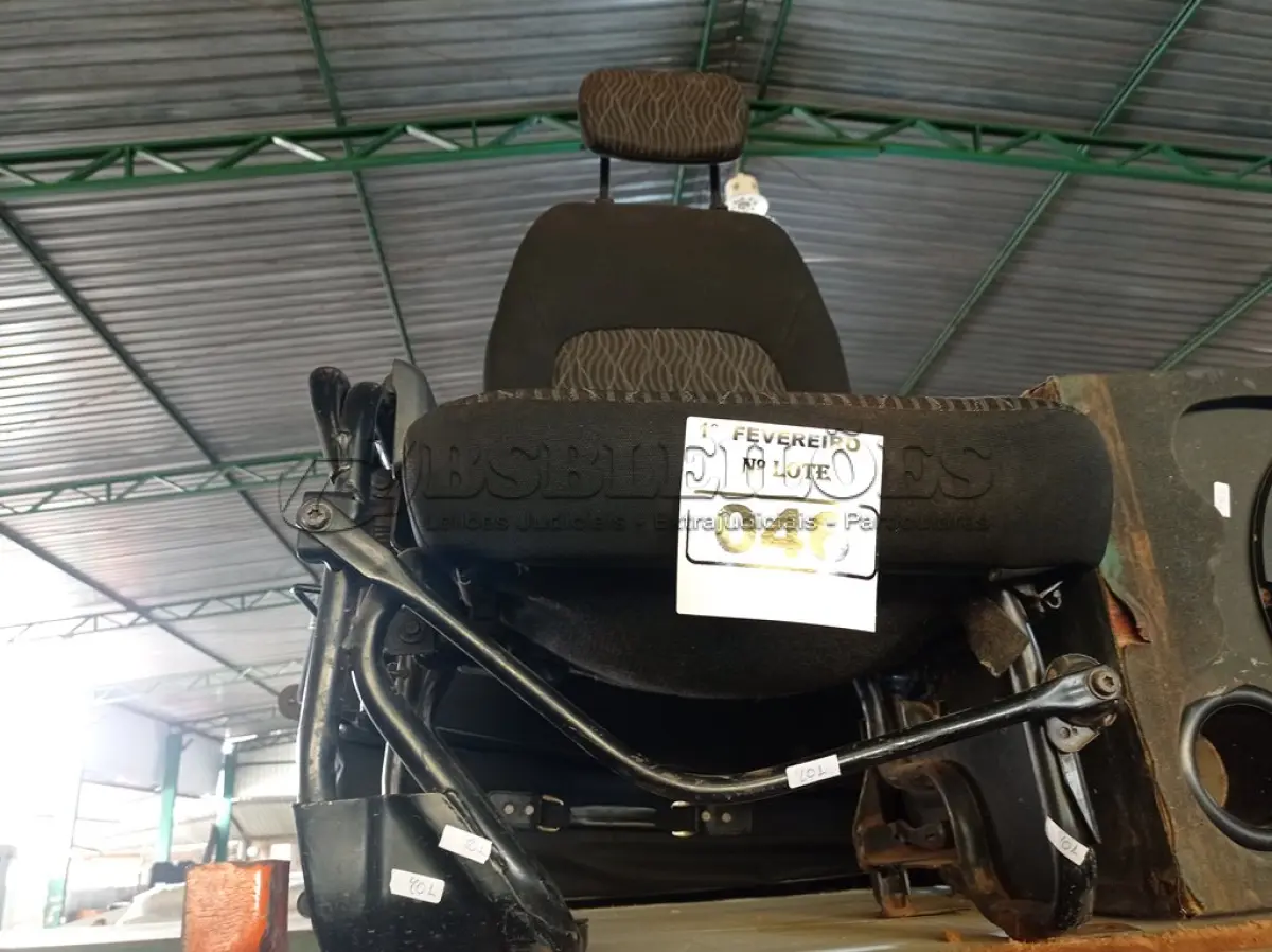 LOTE 046 - 01 BANCO DE CARRO. (NO ESTADO) ATENÇÃO! FAZER A VISITAÇÃO ANTES DE ARREMATAR, NÃO SABEMOS SE FUNCIONA. LEILÃO NÃO TEM GARANTIA E NEM DEVOLUÇÃO, SUJEITO A POSSÍVEIS AVARIAS VISÍVEIS/OCULTAS E/OU AUSÊNCIA DE COMPONENTES.