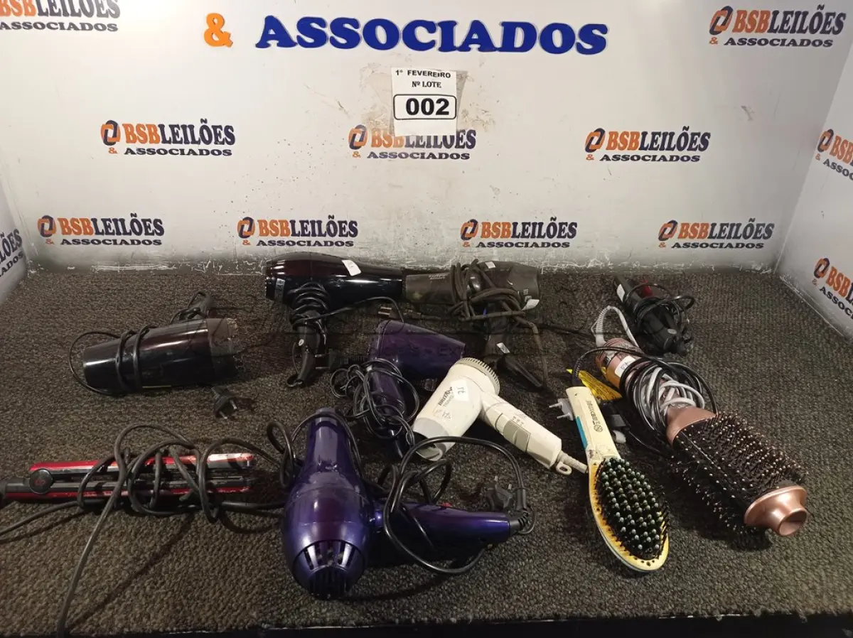 LOTE 002 - 01 LOTE COM VÁRIOS SECADORES DE CABELO E CHAPINHA MARCAS E MODELOS DIVERSOS. (NO ESTADO) ATENÇÃO! FAZER A VISITAÇÃO ANTES DE ARREMATAR, NÃO SABEMOS SE FUNCIONA. LEILÃO NÃO TEM GARANTIA E NEM DEVOLUÇÃO, SUJEITO A POSSÍVEIS AVARIAS VISÍVEIS/OCULTAS E/OU AUSÊNCIA DE COMPONENTES.