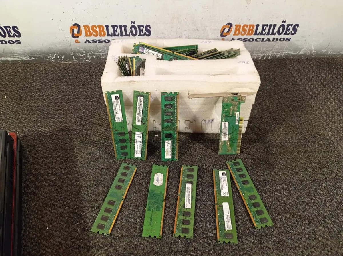 LOTE 022 - 01 LOTE COM VÁRIAS MEMORIAS PARA PC E NOTEBOOK MARCAS E MODELOS DIVERSOS. (NO ESTADO) ATENÇÃO! FAZER A VISITAÇÃO ANTES DE ARREMATAR, NÃO SABEMOS SE FUNCIONA. LEILÃO NÃO TEM GARANTIA E NEM DEVOLUÇÃO, SUJEITO A POSSÍVEIS AVARIAS VISÍVEIS/OCULTAS E/OU AUSÊNCIA DE COMPONENTES.