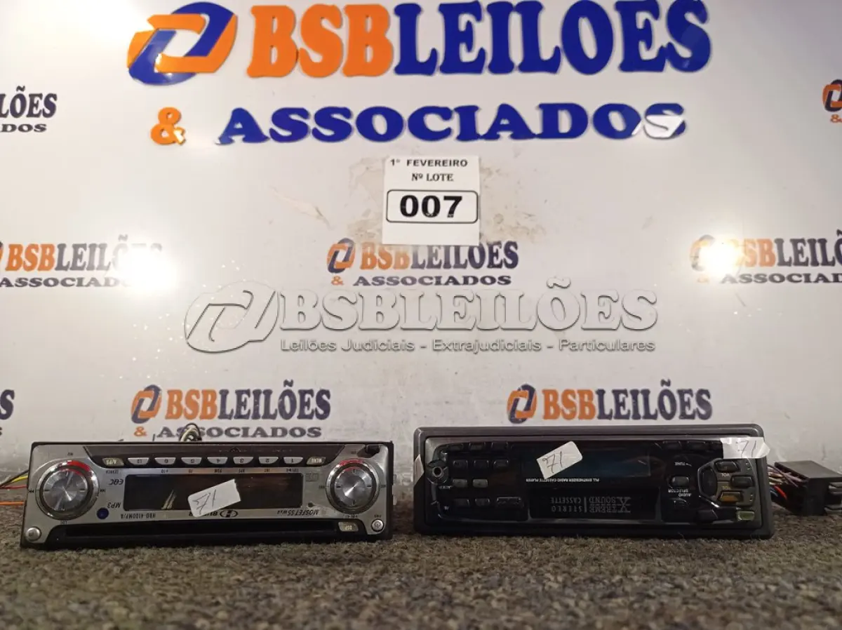 LOTE 007 - 02 APARELHOS DE SOM AUTOMOTIVO. (NO ESTADO) ATENÇÃO! FAZER A VISITAÇÃO ANTES DE ARREMATAR, NÃO SABEMOS SE FUNCIONA. LEILÃO NÃO TEM GARANTIA E NEM DEVOLUÇÃO, SUJEITO A POSSÍVEIS AVARIAS VISÍVEIS/OCULTAS E/OU AUSÊNCIA DE COMPONENTES.