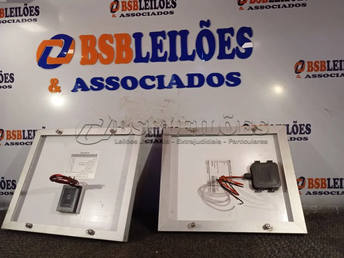 LOTE 389 - 02 PAINÉIS SOLARES 18V 10W.  (NO ESTADO) ATENÇÃO! FAZER A VISITAÇÃO ANTES DE ARREMATAR, NÃO SABEMOS SE FUNCIONA. LEILÃO NÃO TEM GARANTIA E NEM DEVOLUÇÃO, SUJEITO A POSSÍVEIS AVARIAS VISÍVEIS/OCULTAS E/OU AUSÊNCIA DE COMPONENTES.