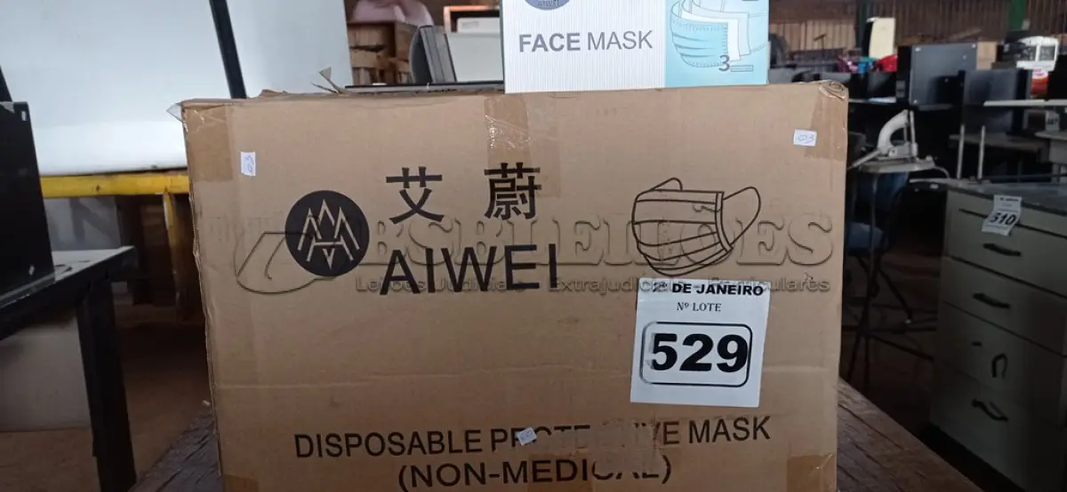 LOTE 529 - 01 CAIXA COM APROXIMADAMENTE 2.000 MASCARAS DESCARTÁVEIS VARIADAS . (NO ESTADO) ATENÇÃO! FAZER A VISITAÇÃO ANTES DE ARREMATAR, NÃO SABEMOS SE FUNCIONA. LEILÃO NÃO TEM GARANTIA E NEM DEVOLUÇÃO, SUJEITO A POSSÍVEIS AVARIAS VISÍVEIS/OCULTAS E/OU AUSÊNCIA DE COMPONENTES.