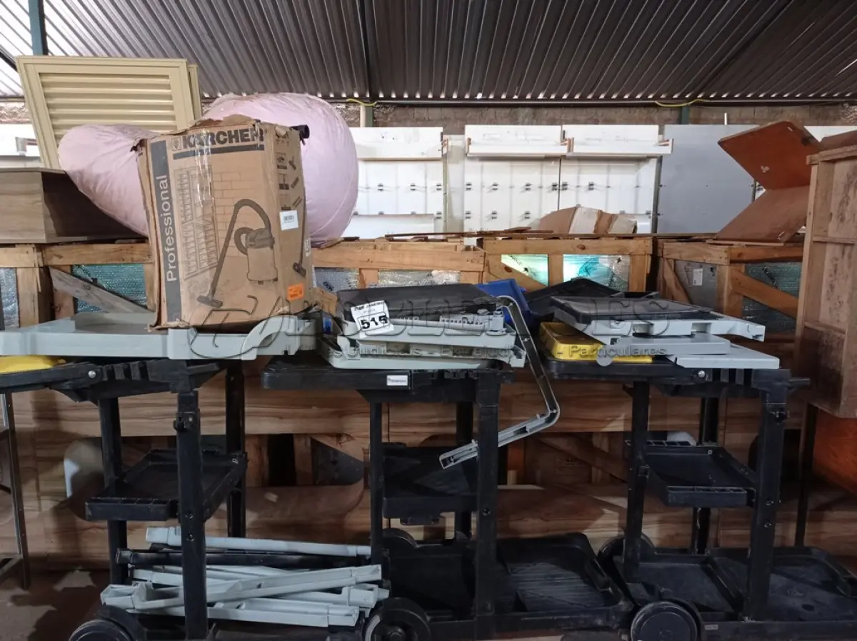 LOTE 515 - 03 CARRINHOS PARA LIMPEZA INDUSTRIAL INCOMPLETOS E VÁRIAS PEÇAS AVULSAS. (NO ESTADO) ATENÇÃO! FAZER A VISITAÇÃO ANTES DE ARREMATAR, NÃO SABEMOS SE FUNCIONA. LEILÃO NÃO TEM GARANTIA E NEM DEVOLUÇÃO, SUJEITO A POSSÍVEIS AVARIAS VISÍVEIS/OCULTAS E/OU AUSÊNCIA DE COMPONENTES.
